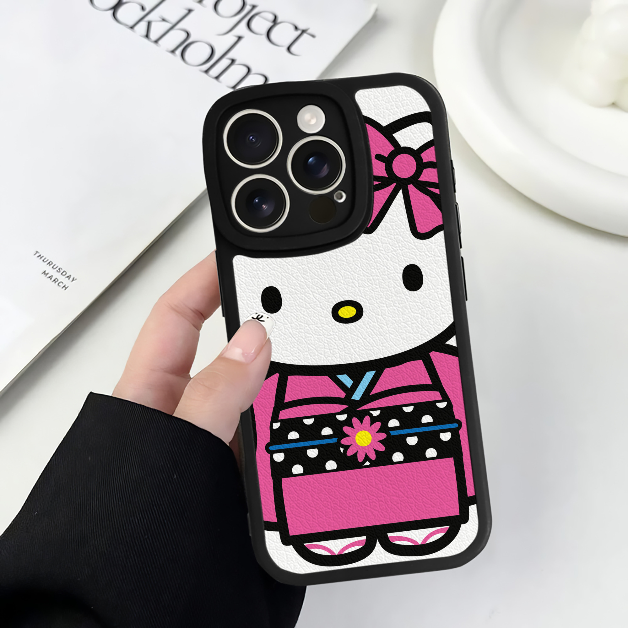 （画像用） Hello Kitty ハローキティ 【iPhone 16シリーズ対応】シリコンスマホケース（レザー調） 材質：シリコン